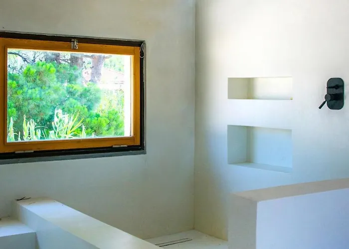 Seafront House In Vathi,