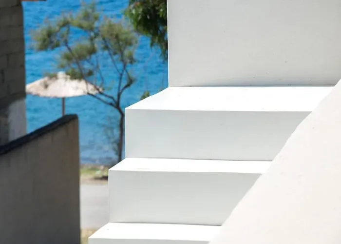 Seafront House In Vathi, Μέθανα